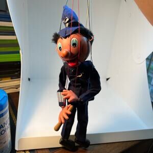 Vintage Pelham marionette SM6 Policeman CIB